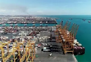پهلوگیری ۳۰ فروند انواع شناور در اسکله‌های بندر شهید رجایی