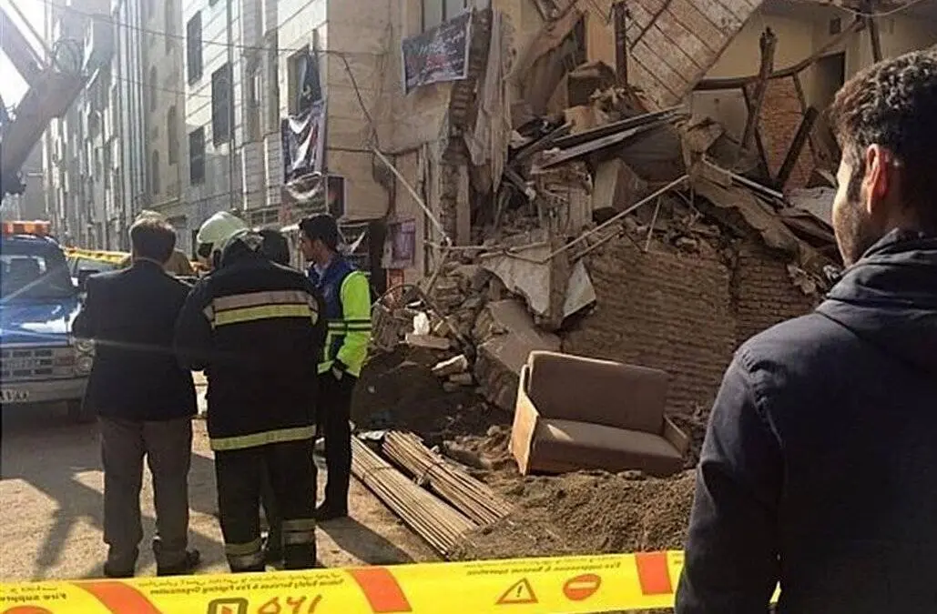 آوار تلخ مدرسه در ملارد کرج / 3 نفر زیر آوار ماندند