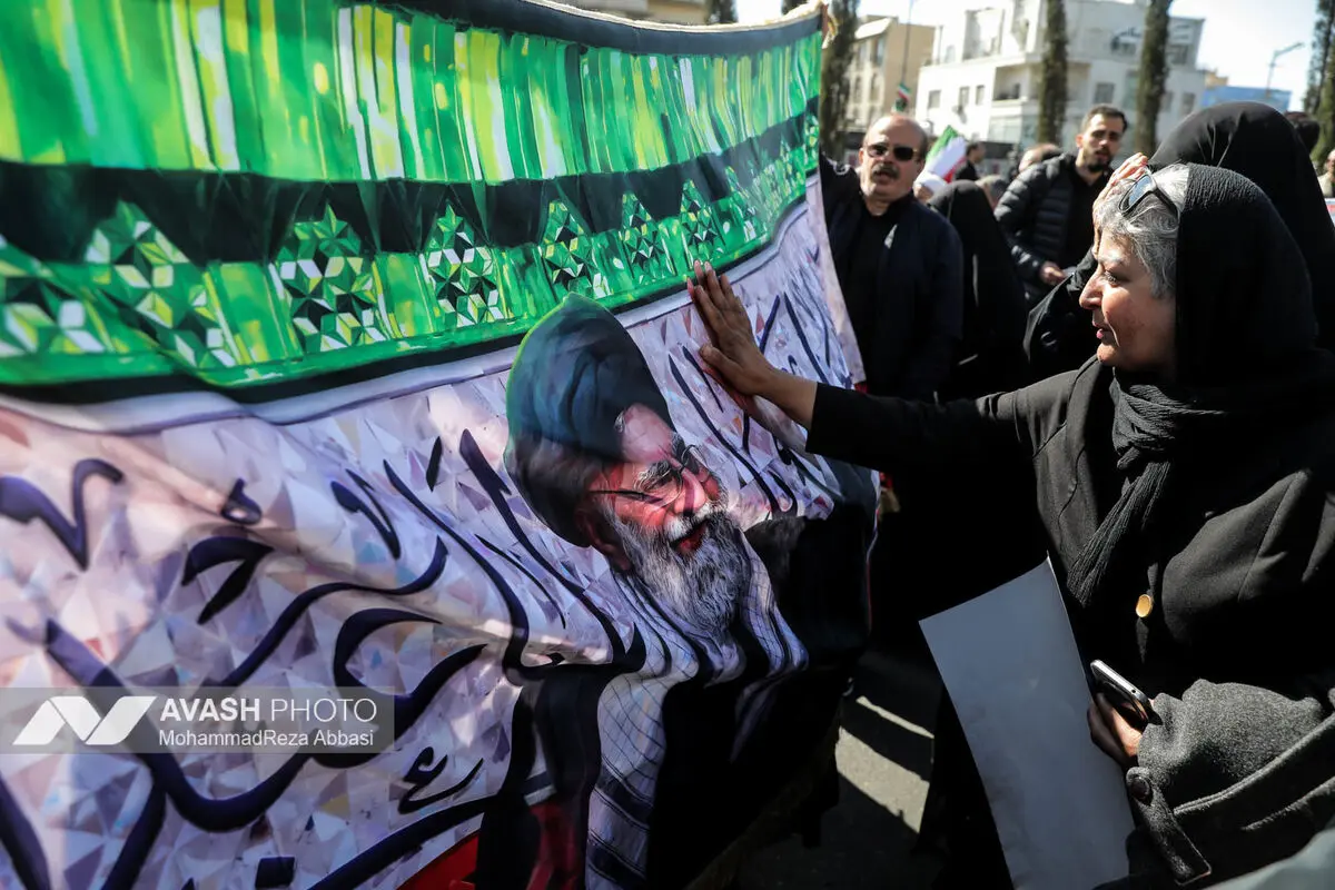 تجمع سوگواران رهبر شهید انقلاب در میدان انقلاب تهران