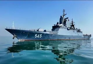 پهلوگیری ناو بالگردبر استویسکی روسیه در منطقه یکم‌ امامت نداجا