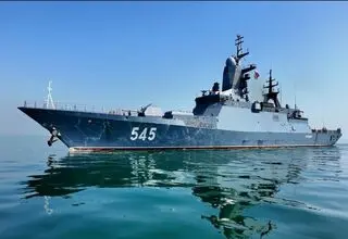 پهلوگیری ناو بالگردبر استویسکی روسیه در منطقه یکم‌ امامت نداجا