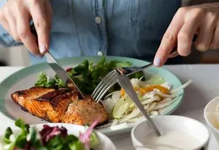 ناهار خوشمزه و باورنکردنی یه روز دانش آموزان مدارس آمریکا!/ببینید