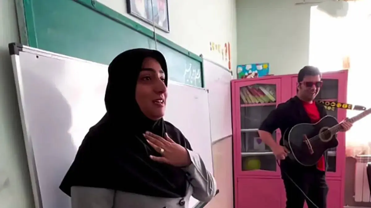 سوپرایز هولناک بر سر کلاس درس / معلم فاصله ای تا سکته نداشت + فیلم