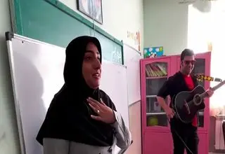 سوپرایز هولناک بر سر کلاس درس / معلم فاصله ای تا سکته نداشت + فیلم