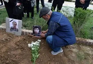 پیکر مهدی احمدی به خاک سپرده شد