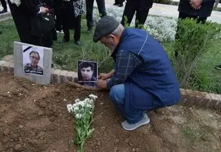 پیکر مهدی احمدی به خاک سپرده شد