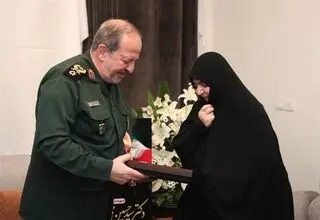 سردار ابن الرضا با خانواده‌های شهدا دیدار کرد