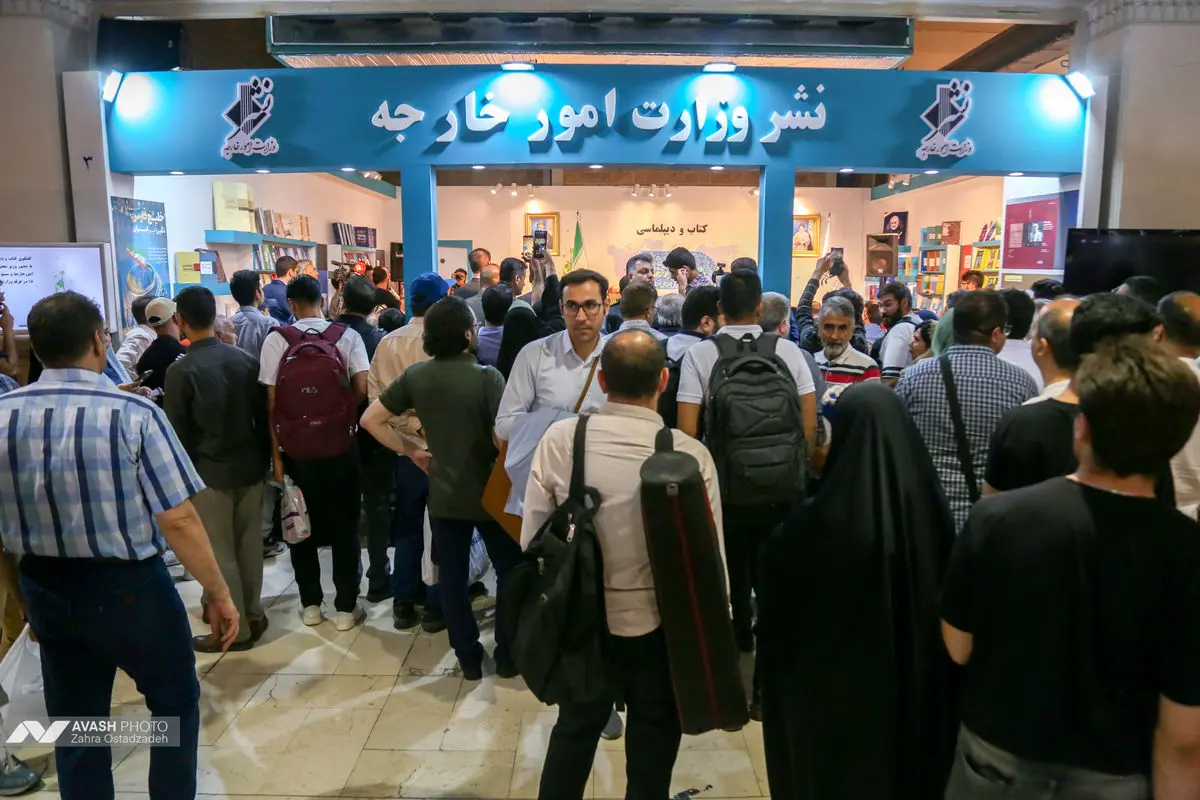 میهمان غرفه انتشارات اطلاعات در سی و ششمین نمایشگاه بین المللی کتاب