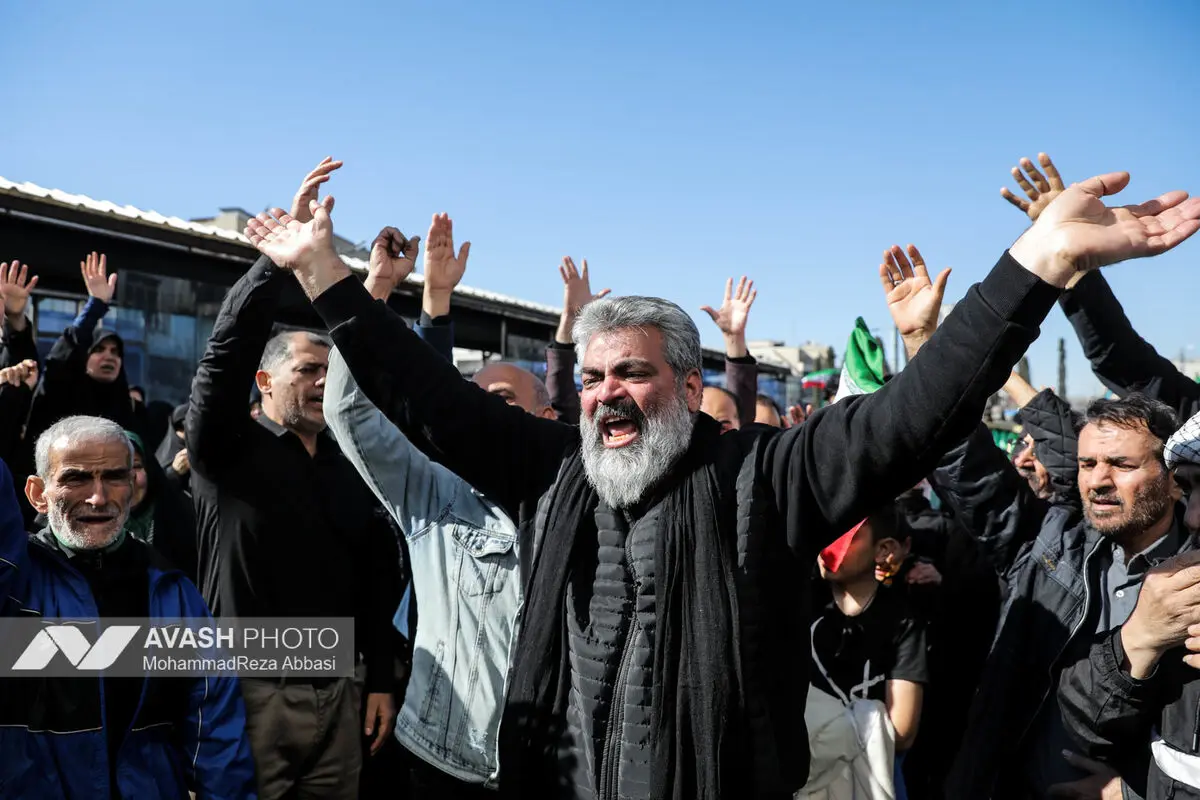 تجمع سوگواران رهبر شهید انقلاب در میدان انقلاب تهران
