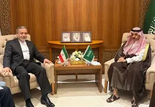 عراقچی با وزیر امور خارجه عربستان گفتگو کردند