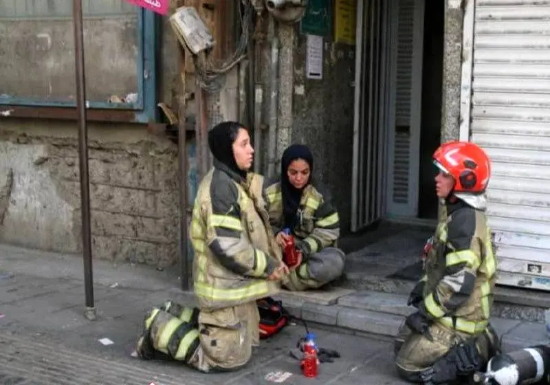 حضور زنان آتش نشان در آتش سوزی خیابان ستارخان تهران