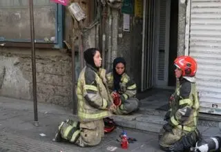 حضور زنان آتش نشان در آتش سوزی خیابان ستارخان تهران