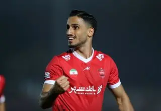 آقای گل پرسپولیس تمدید می‌کند