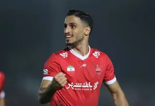 آقای گل پرسپولیس تمدید می‌کند