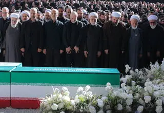 بدرقه میلیونی مردم در مصلی تهران/ اقامه نماز بر پیکرهای مطهر شهدا
