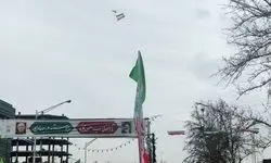 اجرای عملیات فرود توسط چتربازان بر فراز میدان آزادی تهران /ببینید