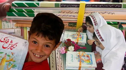 کتاب‌هایی که زیر پا له می‌شوند؛ زنگ خطر برای آموزش و محیط زیست