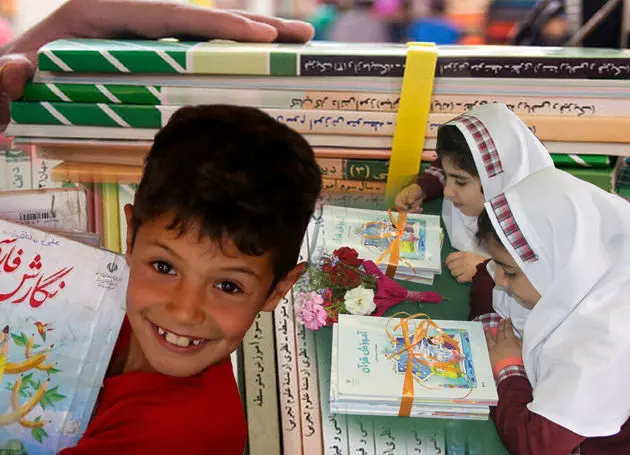 کتاب‌هایی که زیر پا له می‌شوند؛ زنگ خطر برای آموزش و محیط زیست