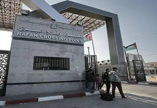 جابه‌جایی محدود فلسطینی‌ها در گذرگاه رفح آغاز شد