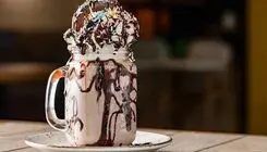 طرز تهیه میلک شیک موز و شکلات راحت و خنک برای تابستان