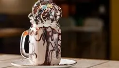 طرز تهیه میلک شیک موز و شکلات راحت و خنک برای تابستان