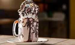 طرز تهیه میلک شیک موز و شکلات راحت و خنک برای تابستان