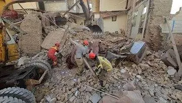 مرگ ۳ نفر در ریزش یک ساختمان در تهران