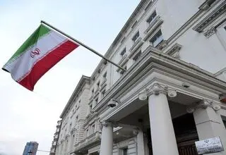 پرچم ایران در نمایندگی‌های واقع در اروپا به حالت نیمه‌برافراشته درآمد