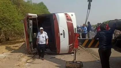 واژگونی اتوبوس با ۱۸ سرنشین حادثه‌دیده/ دو نوجوان جان باختند