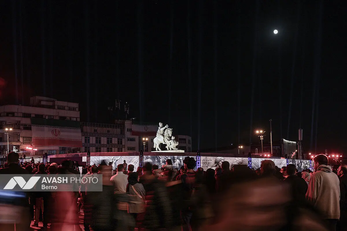رونمایی از مجسمه «زانو زنندگان برابر ایران»