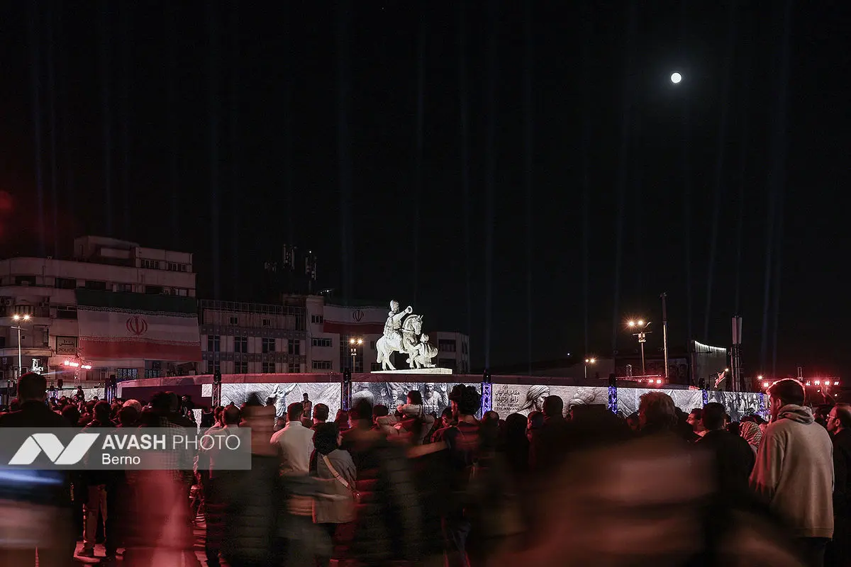 رونمایی از مجسمه «زانو زنندگان برابر ایران»