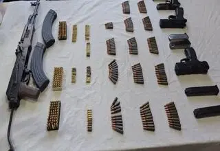 کشف سلاح و مهمات از راکب و ترک‌نشین یک دستگاه موتورسیکلت