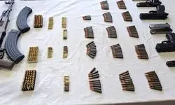 کشف سلاح و مهمات از راکب و ترک‌نشین یک دستگاه موتورسیکلت