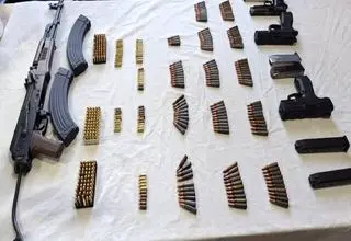 کشف سلاح و مهمات از راکب و ترک‌نشین یک دستگاه موتورسیکلت