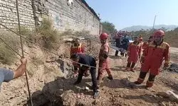 نجات معجزه‌آسای جوان سقوط‌کرده در چاه ۱۲ متری