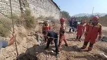 نجات معجزه‌آسای جوان سقوط‌کرده در چاه ۱۲ متری
