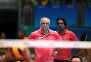 هادی رضایی مدیر تیم‌های ملی والیبال نشسته شد