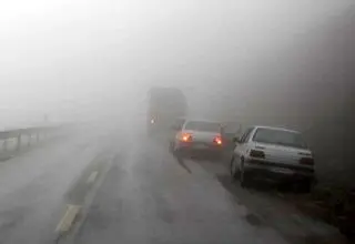 مه غلیظ تردد در این جاده را مختل کرد