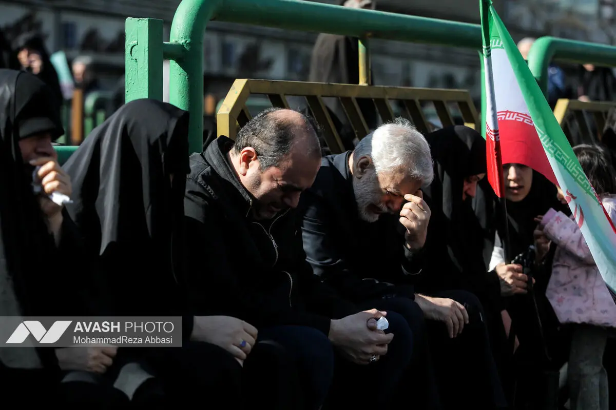 تجمع سوگواران رهبر شهید انقلاب در میدان انقلاب تهران
