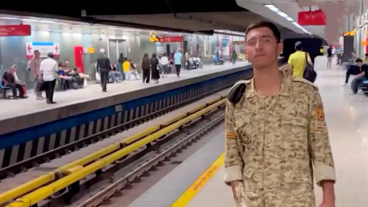 صدای طلایی در مترو تهران / اجرای دلنشین سرباز جوان همه را شگفت‌زده کرد + فیلم