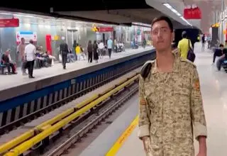 صدای طلایی در مترو تهران / اجرای دلنشین سرباز جوان همه را شگفت‌زده کرد + فیلم