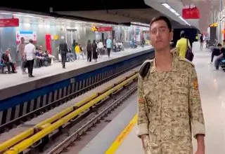 صدای طلایی در مترو تهران / اجرای دلنشین سرباز جوان همه را شگفت‌زده کرد + فیلم
