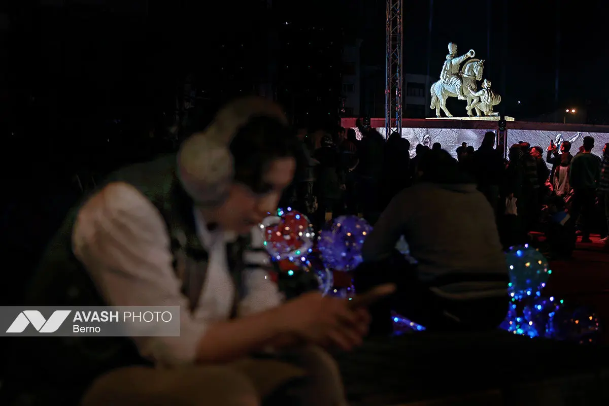 رونمایی از مجسمه «زانو زنندگان برابر ایران»