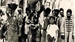 عکس/ فروشندگان دوره‌گرد قاجاری که از آش و آب تا لوازم حمام می فروشند
