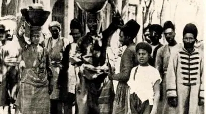 عکس/ فروشندگان دوره‌گرد قاجاری که از آش و آب تا لوازم حمام می فروشند