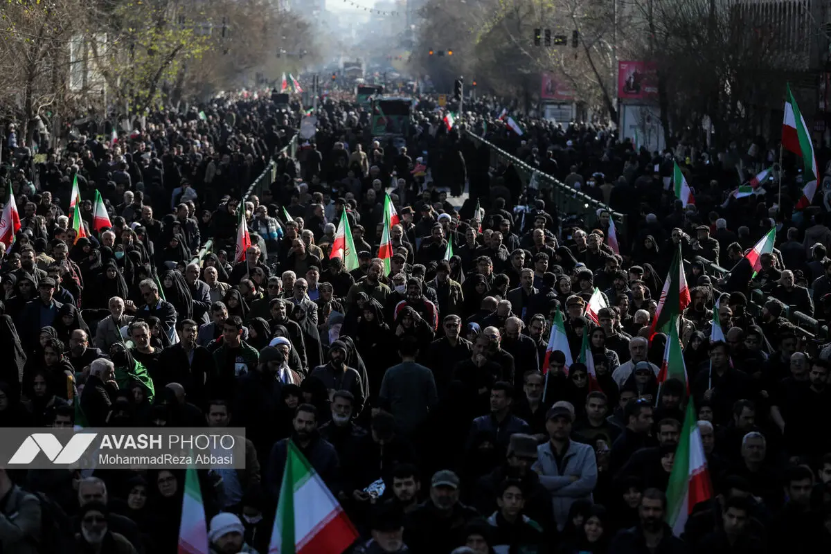 تجمع سوگواران رهبر شهید انقلاب در میدان انقلاب تهران