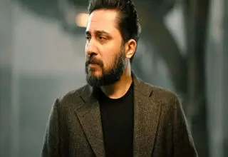 روزبه بمانی «تفنگ گریه می‌کنه» را برای کودکان میناب خواند/ ببینید