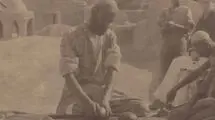 عکس کمیاب از کارگران اصفهانی در حال تهیه «تریاک» روی پشت‌بام  150سال پیش