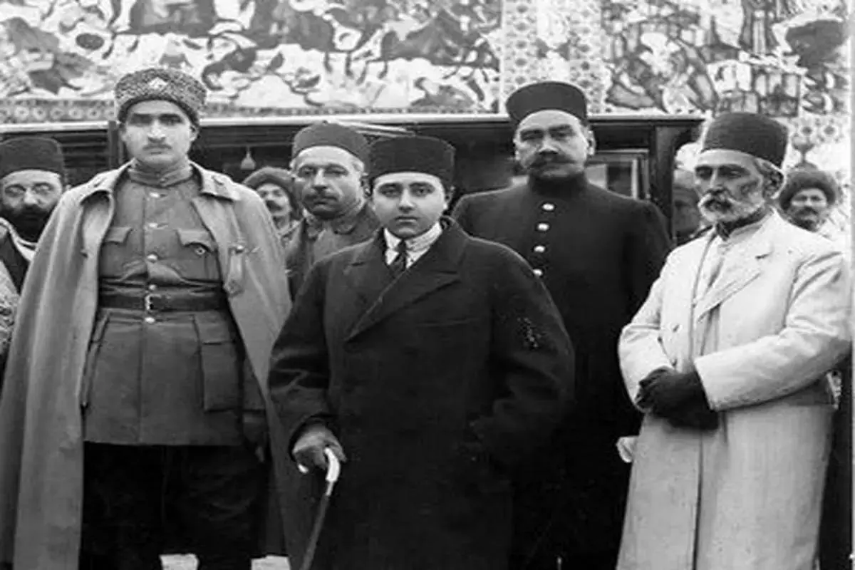 احمدشاه قاجار در کنار نخستین هواپیمای فرود آمده به خاک ایران