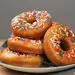 طرز تهیه دونات خانگی نرم و پف‌دار با روکش شکلاتی
